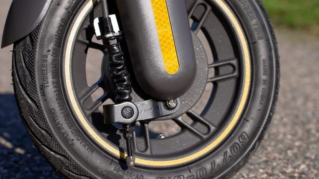Ninebot Max E-Scooter mit neuen Bremsbelägen und eingestellter Bremse nach der Reparatur in Kiel