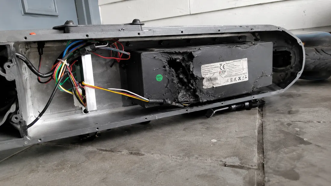 NIU KQi3 E-Scooter bei der Akku- und Elektronik-Diagnose in der Werkstatt in Kiel