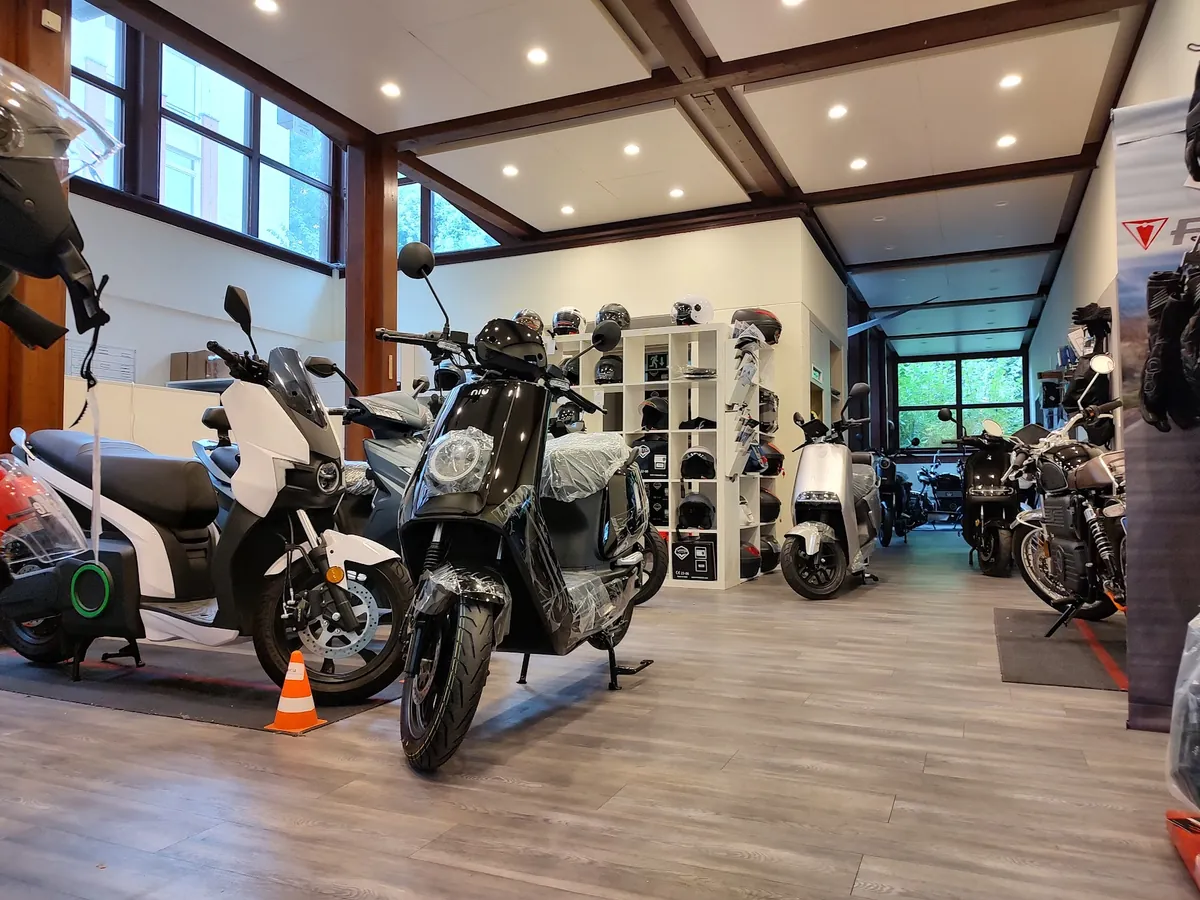 E-Scooter Showroom in Kiel mit NIU und Segway Modellen in der Rathausstraße