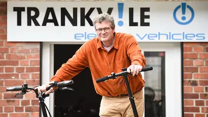 Klaus Robert von Waldow, Inhaber von E-Scooter Nord, vor der Werkstatt in Kiel